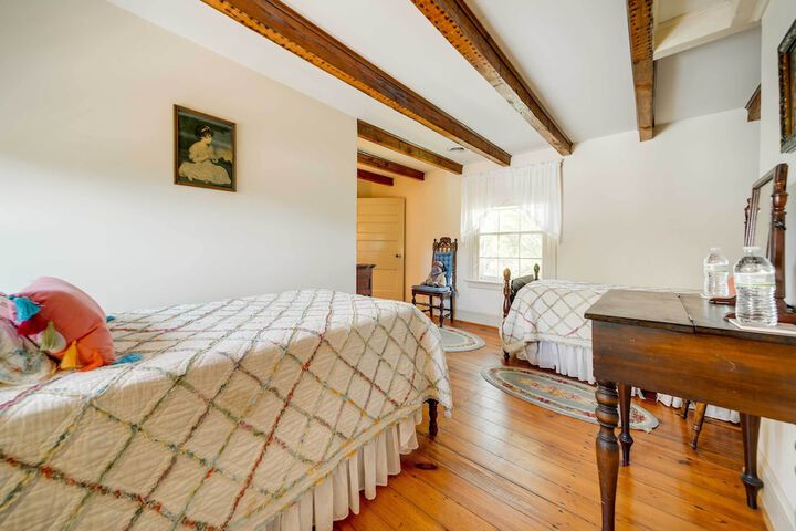 Terre Haute Manor Farmhouse w / Gardens & Deck!