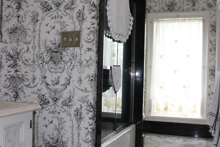 Room 25 of 37