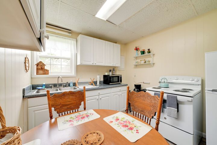 Serene Mcewen Cottage 2 Mi to Golf Course!