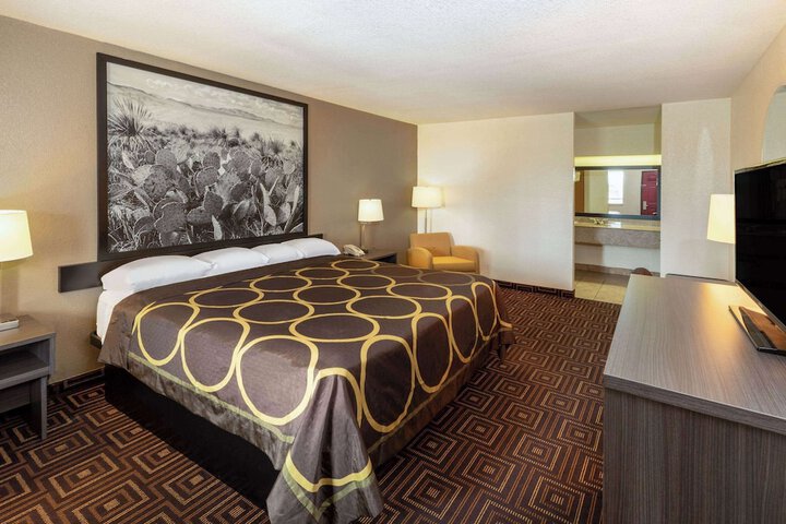 Super 8 by Wyndham Seguin