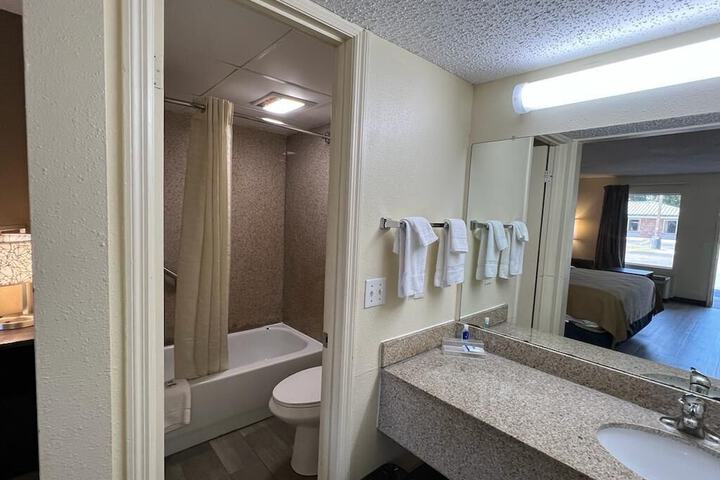Room 17 of 28