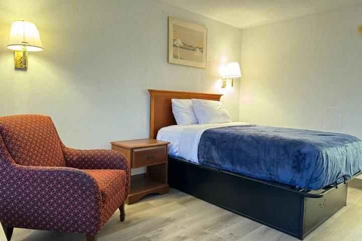 Room 10 of 14