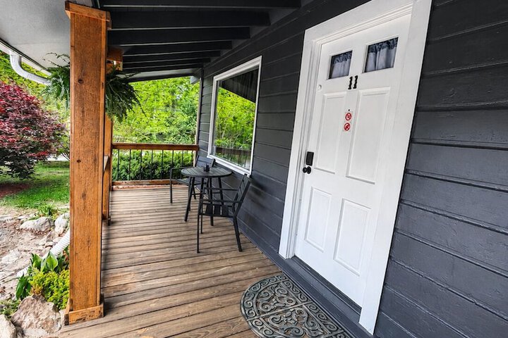 CedarWood Inn
