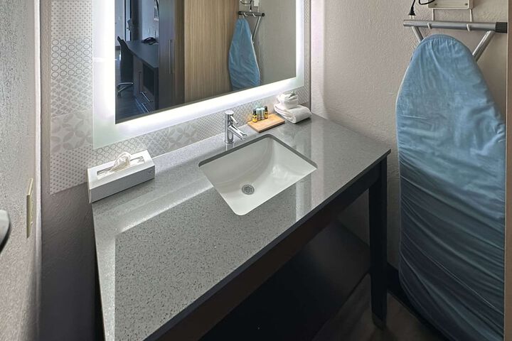 Country Inn & Suites by Radisson Monterey Beachfront-Marina, CA