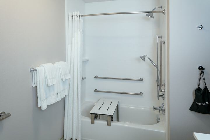 Holiday Inn Express & Suites Medford by IHG