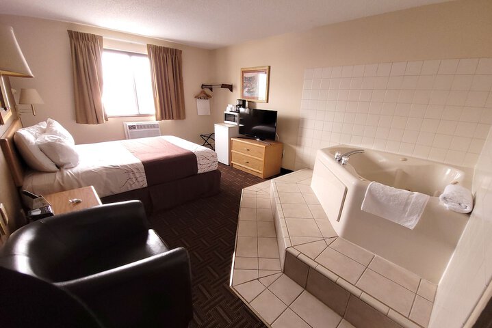 Room 6 of 9