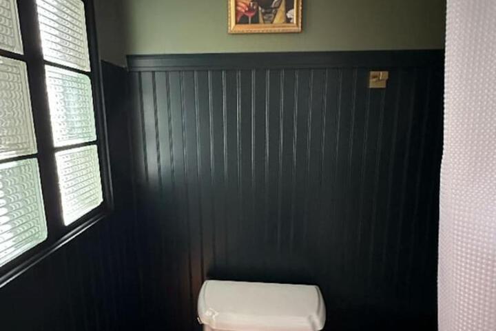 Roadhouse Lodge & Coffee Shop