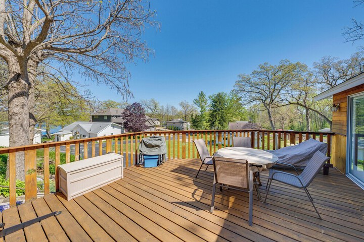 Charming Lake Ripley Cottage w / Water View!