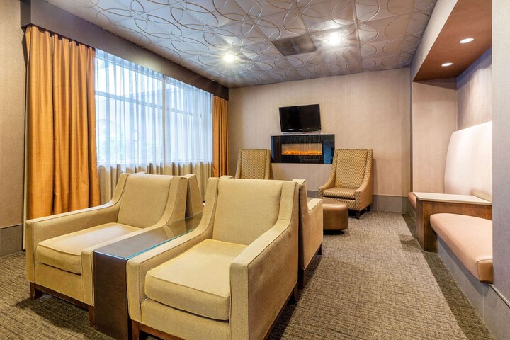 Lounge 29 of 33