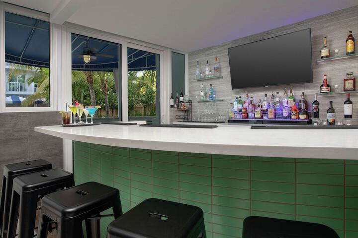 Lounge 33 of 39