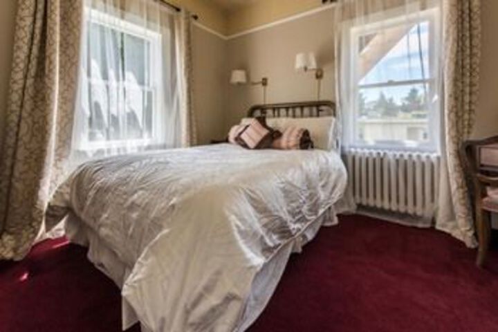 Oak Bay Guest House Bed & Breakfast