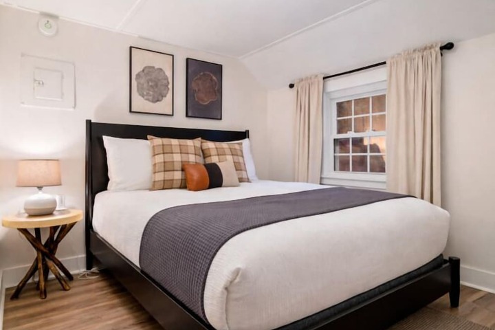 The Aurora Inn & Cottages