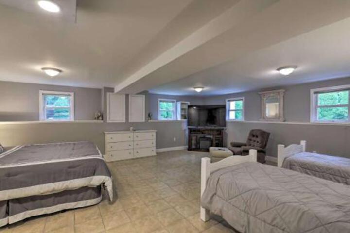 Cozy Quiet Getaway Surrounded by Nature 19 Miles To Downtown Boston