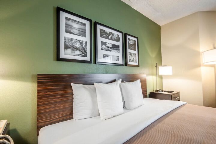 Room 17 of 27