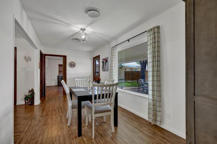 Spacious Home - Fire Pit BBQ and Outdoor Seating!