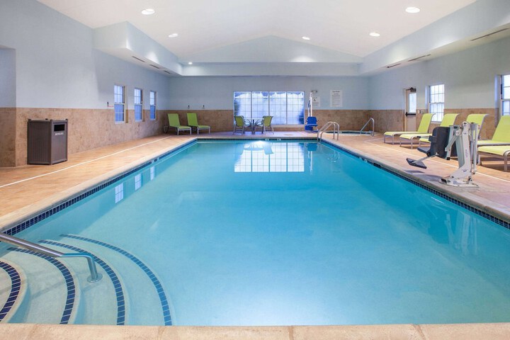 Wingate by Wyndham Roseville / Detroit