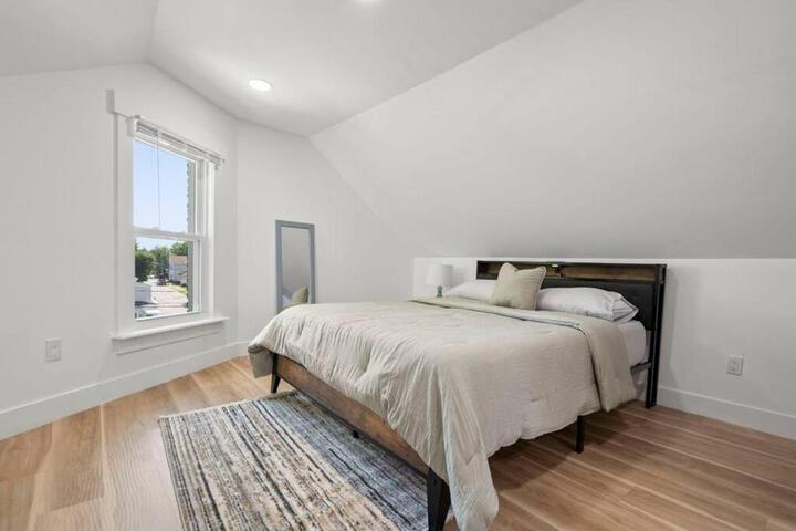 NYC Access 4BR Duplex Sleeps 10 Free Parking