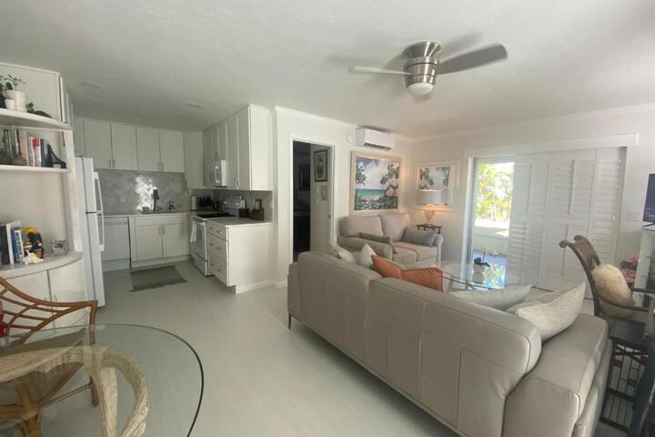 Closest 1BR to Vanderbilt Beach full kitchen with dishwasher, ALL NEW!