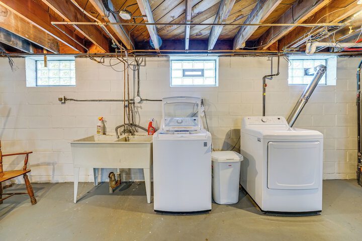 Top-floor Wyandotte Apt Near Detroit Riverfront!
