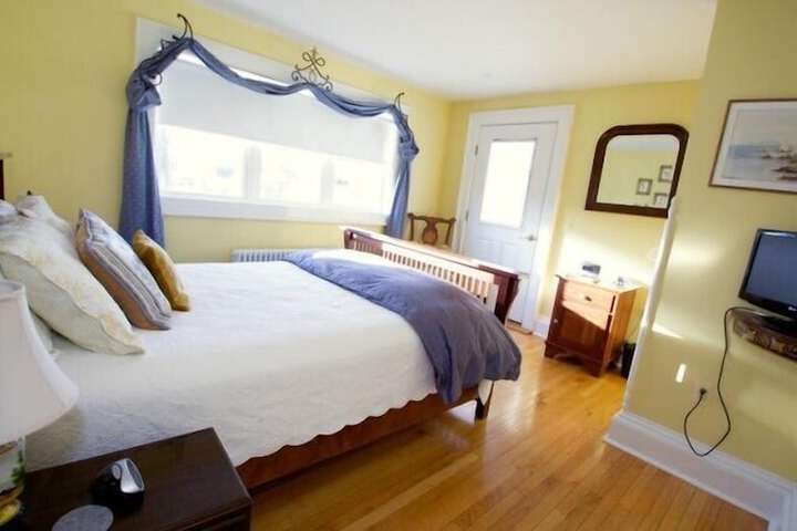 24 East Main Street B & B