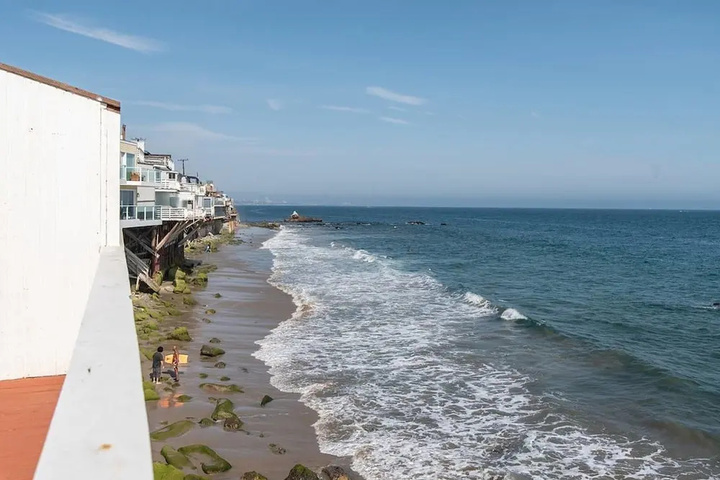 Oceanfront Malibu Beach House 1 bdr 4 Sleeps