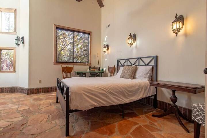 14 Guests 5BR 2BA Game room and Living
