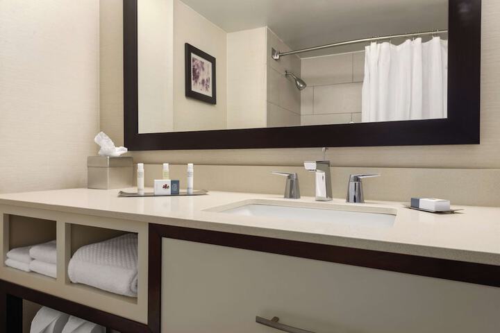 DoubleTree by Hilton Milwaukee - Brookfield