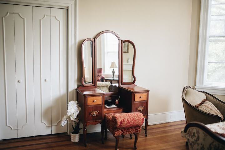 Room 27 of 38