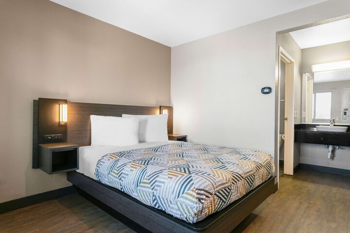 Room 13 of 26