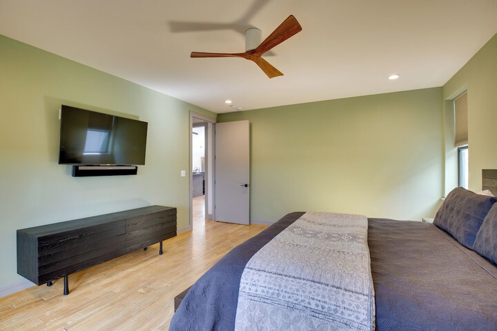 Game Room Fireplaces, On-site Lake! Kaufman Home