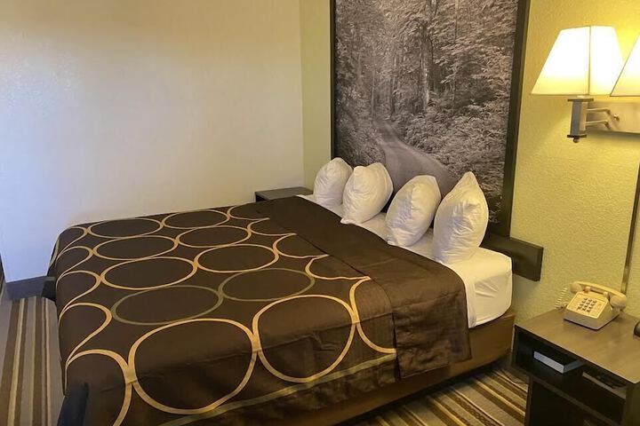 Room 13 of 18