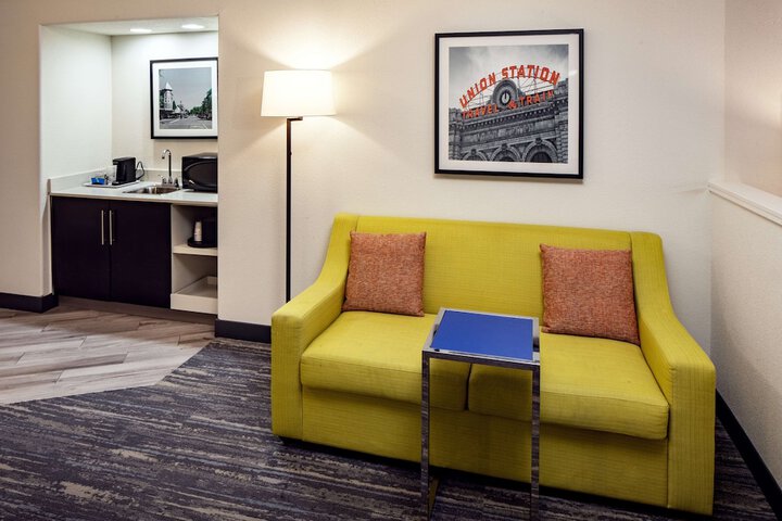 Lounge 19 of 21