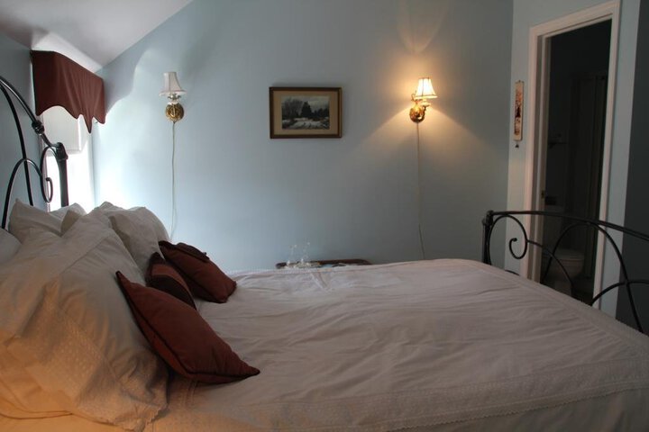 TULIPS AND THISTLE BED & BREAKFAST