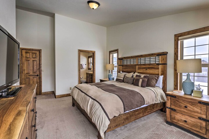 Luxe Rocky Mtn Retreat w / Hot Tub - by Winter Park