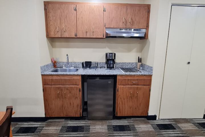 Oakridge Inn & Suites