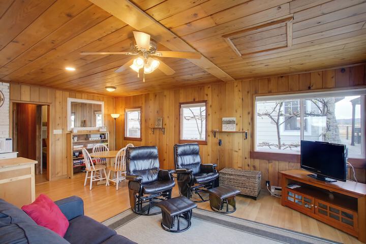 Charming Lakefront Cabin w / Deck & Fire Pit!