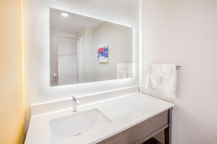 La Quinta Inn & Suites by Wyndham Dallas Duncanville