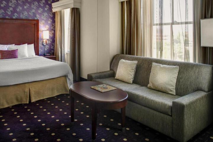 Courtyard by Marriott Kansas City Country Club Plaza