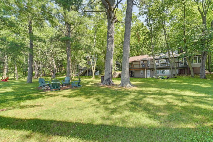 Spacious Luxury Cabin w / Deck & Dock on Bone Lake