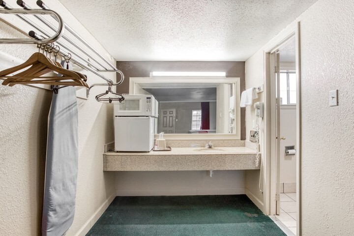 Room 24 of 28