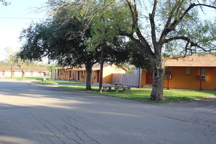 Lakeside Inn & Suites by OYO Mathis I 37