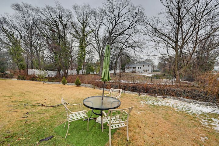 8 Mi to Long Beach: Cozy Apt w / Fenced Yard!