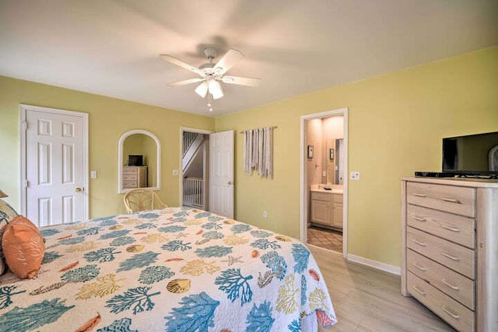 Coastal Home w / Community Pool 2 Miles to Beach!