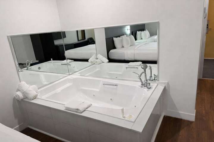 Econo Lodge Montreal-Brossard