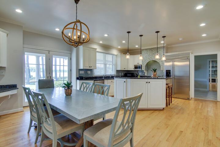 Waterfront Cambridge Gem w / Hot Tub Pool & Dock!