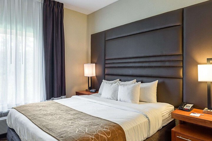 Comfort Suites near Tanger Outlet Mall