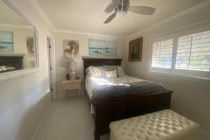 Closest 1BR to Vanderbilt Beach full kitchen with dishwasher, ALL NEW!