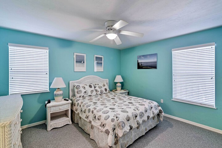 Beachfront Cedar Key Condo w / Pool Spa & Views!