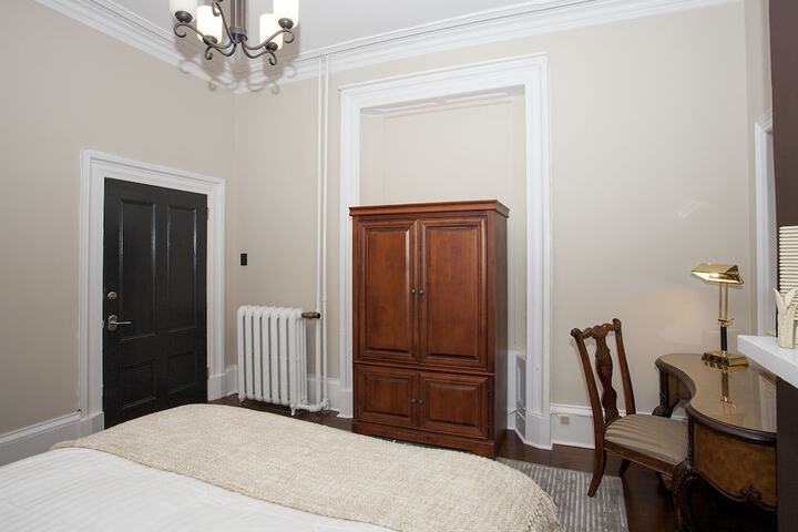 Room 17 of 28
