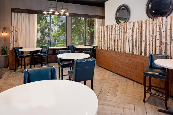 Hotel Zessa Orange County Airport a DoubleTree by Hilton